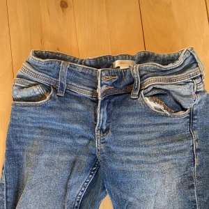 Blå jeans med bootcut - Snygga blå jeans som är bootcut och low waist. Är i jättebra skick❤️