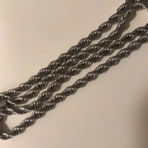 Cordell halsband - Snyggt silver halsband med en tvinnad design som ger en elegant och stilren look. Perfekt för att lyfta vilken outfit som helst. Halsbandet har en enkel låsning som gör det lätt att ta på och av.