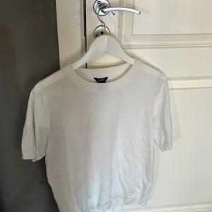 Vit tröja från Lindex - Tunn stickad tshirt från Lindex i bra skick 