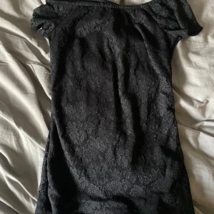 Svart spetstopp off-shoulder - Snygg svart spetstopp som är off shoulder. Säljer då den inte kommer till användning.