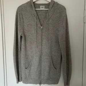 100% kashmir hoodie John Henric - Säljer en fin grå hoodie i 100% kashmir från John Henric. Skicket är fint och inga andra konstigheter. Hör av dig om du har en fråga🙏🏻