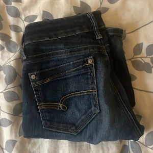 Mörkblå jeans - Säljer mina mörkblå bootcut jeans pga dem e för små, använt fåtal gånger, köpte för 800kr