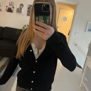 Svart kofta från Anna Field - Snygg svart kofta från Anna Field med pärlknappar. I storlek står ingen storlek men passar mig som är xs - s 