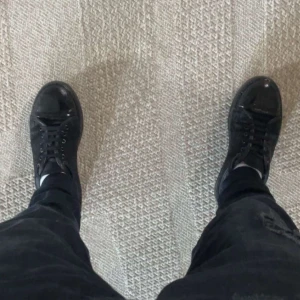 Lanvins - Snygga svarta sneakers med snörning och en stilren design. Perfekta för en casual look och passar till det mesta i garderoben. Skorna har en slät sula och är gjorda i ett syntetmaterial. Dom är bra målade från inte glans till men är använda men kan släppas billigt vid snabb affär!🤩Skriv direkt om de är något ni undrar!😊