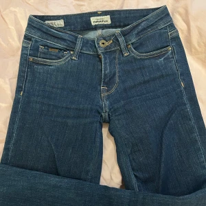  Pepe Jeans - Snygga blå jeans från Pepe Jeans med detalj på bakfickorna. De är lite insydda i midjan men går lätt att sprätta upp🥂🥂