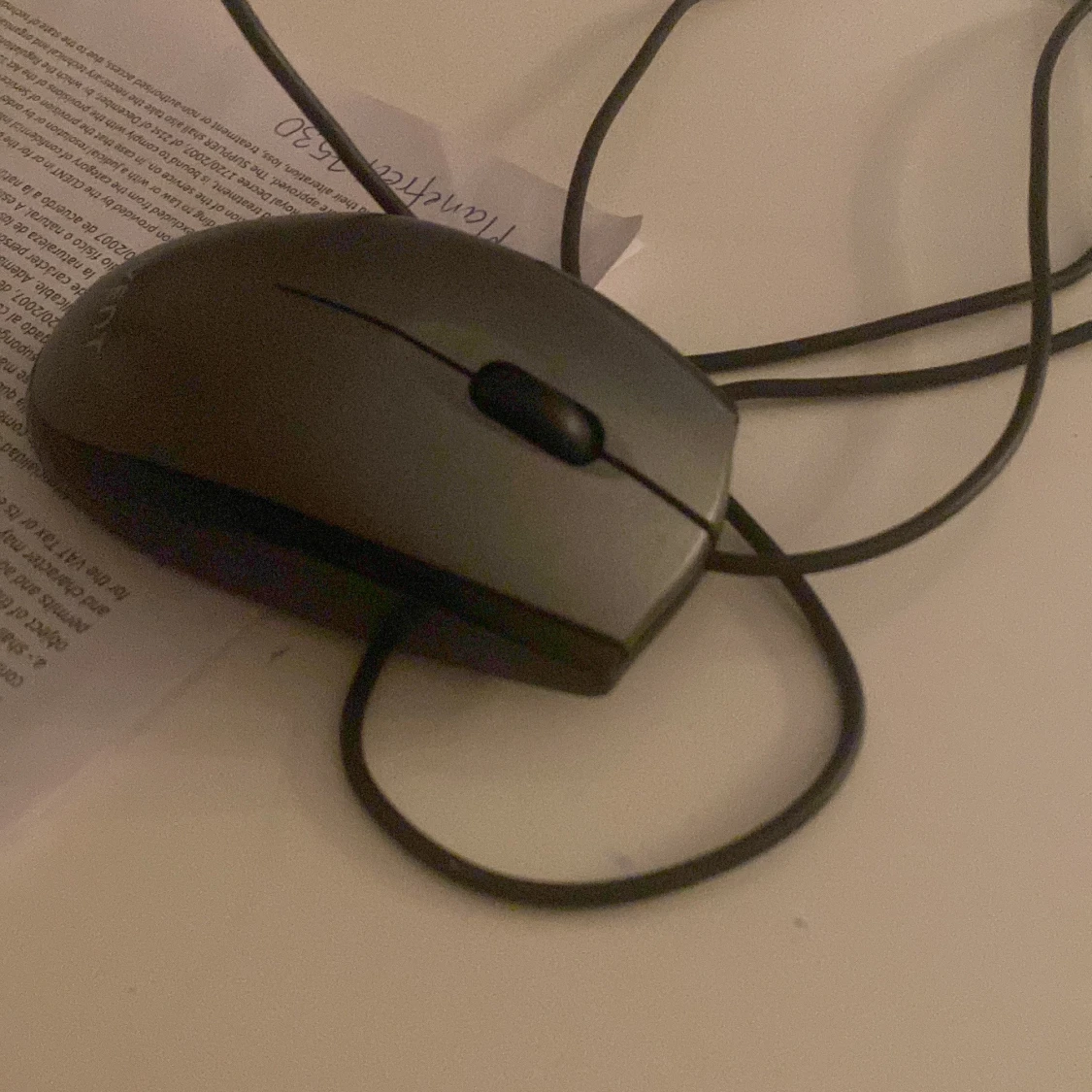 Svart trådbunden datormus