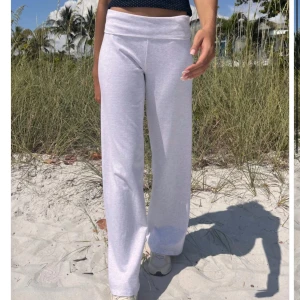 Brandy Melville mjukisbyxor - Säljer dessa snygga mjukisbyxor från Brandy Melville i storlek One Size🩶