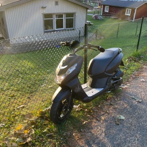 Peugeot Streetzone 2024 - Peugeot Streetzone 2024, väldigt fräch, 1200 km, har legat i ett varmt garage i de här kalla vintertiderna.