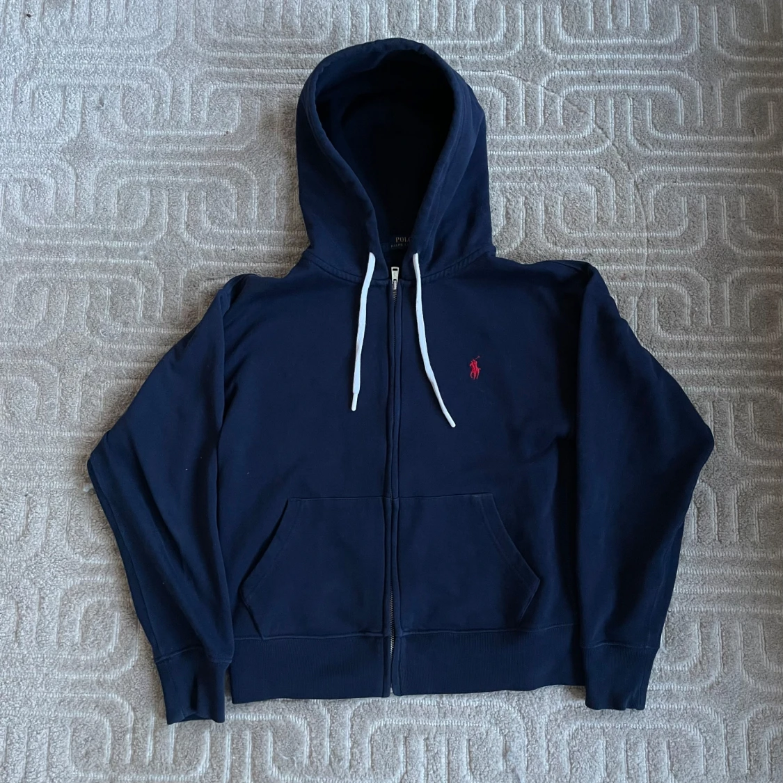 Mörkblå hoodie med dragkedja