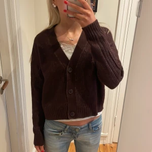 V-ringad kofta  - Intressekoll på denna snygga kofta. Koftan är i mörk röd färg och sitter så skönt. Den är i jättebra skick och säljs inte längre, hör av dig för fler bilder. 