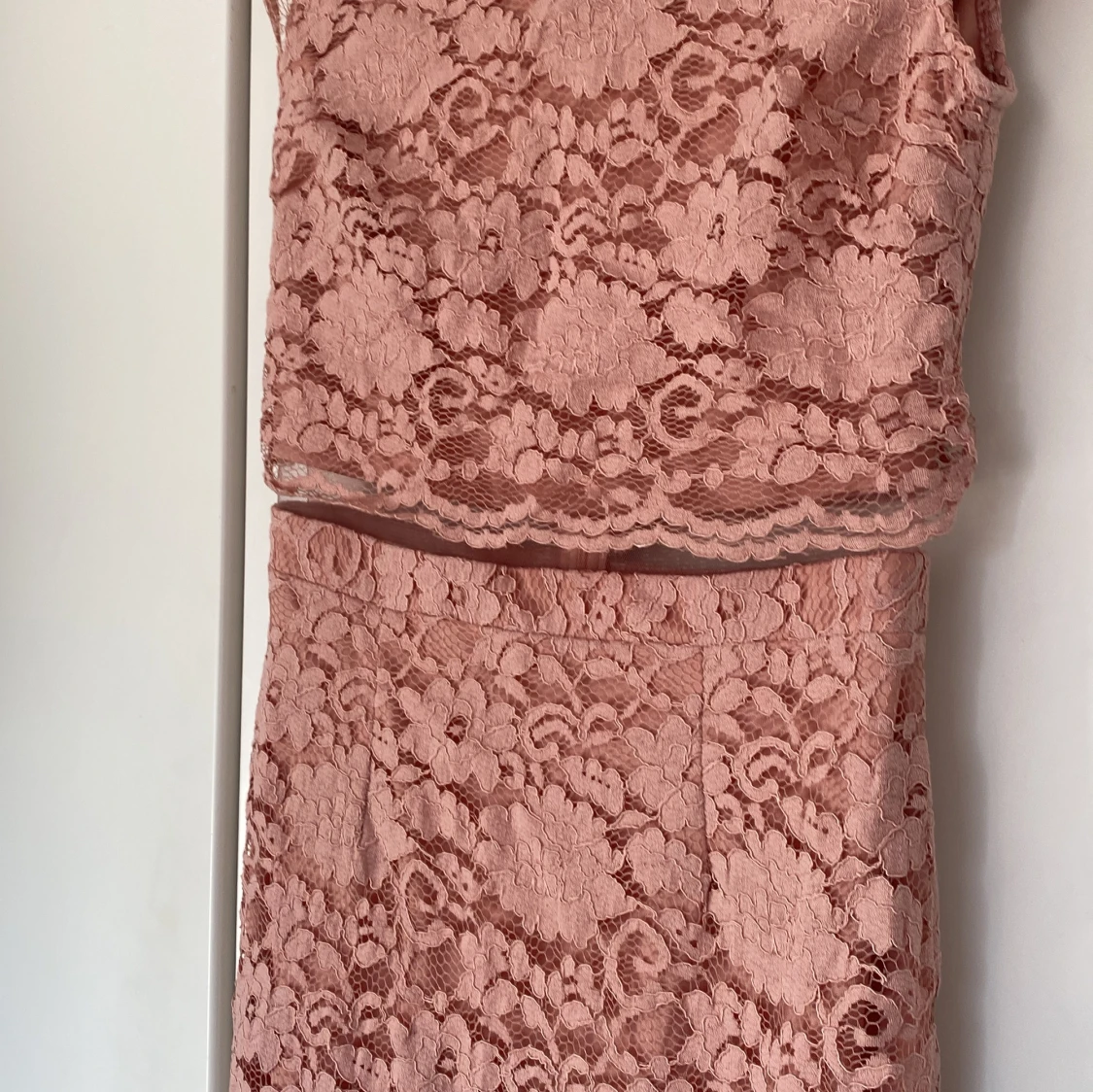 Rosa spetsklänning från NLY EVE - 1