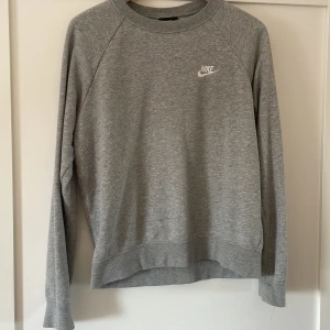 Grå sweatshirt från Nike - Säljer denna gråa tröjan från nike. Storlek S