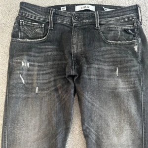 Replay Jeans - Säljer nu mina sjukt feta replay 5 year washed jeans. Jeansen är i toppskick och i storlek 32. Nypris ligger på 1600+ men jag släpper för 999kr! Hör av er vid frågor😄