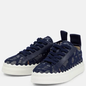 Mörkblå sneakers med spetsdetaljer från Chloé - Ursnygga mörkblå sneakers från Chloé med spetsdetaljer och fina detaljer på sulorna. Super snygga nu till våren, använda typ två gånger så super bra skick också🙌