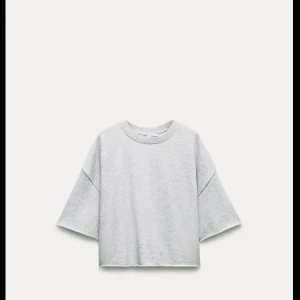 Grå t-shirt - Säljer en stilren grå t-shirt med korta ärmar och en avslappnad passform. Perfekt för en casual look. Passar bra till jeans eller shorts.