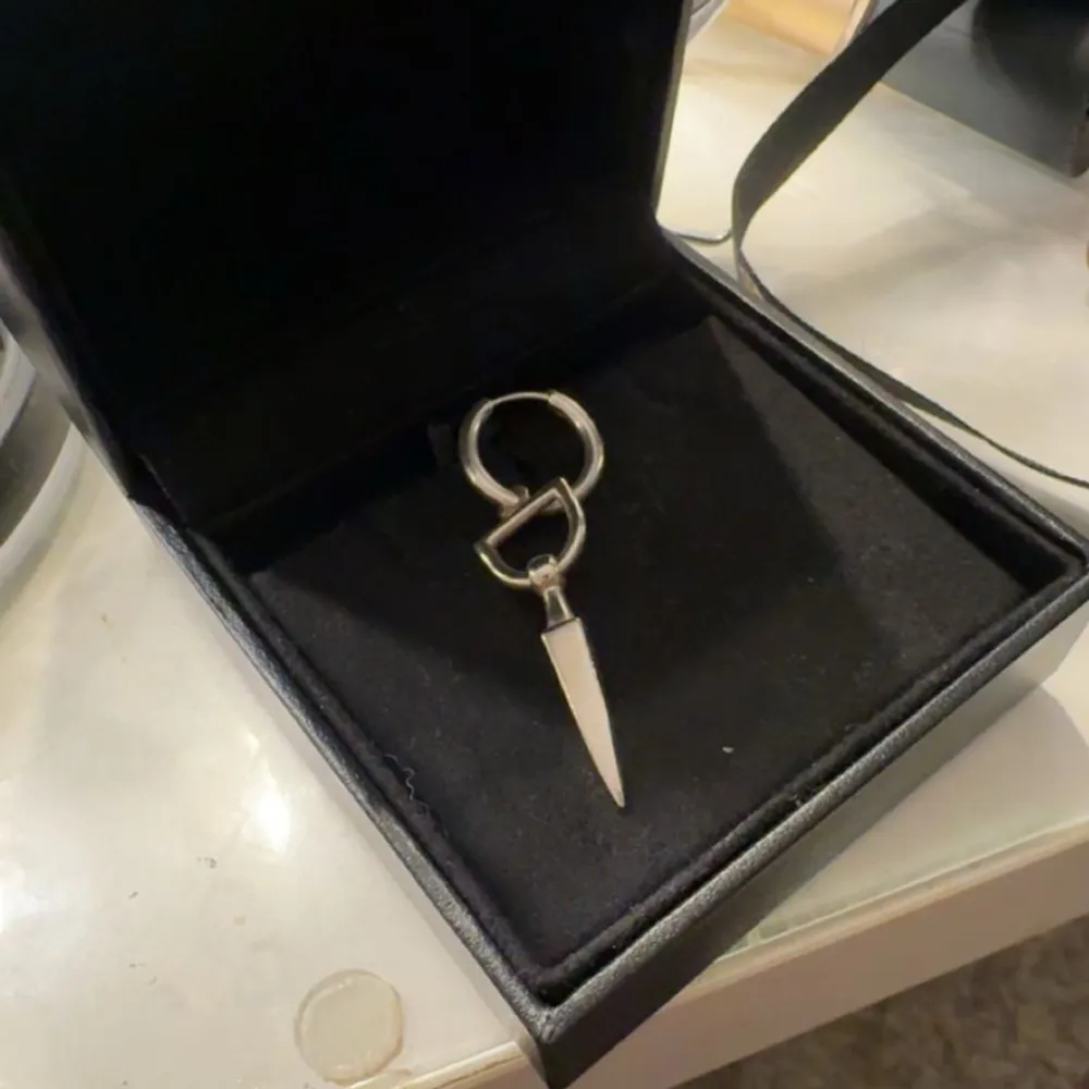 Säljer mitt as snygga örhänge från Maria Nilsdotter i silver! Bra skick. Nypris är 2 295 kr och jag säljer för 1500 kr, men priset kan självklart diskuteras!. Asusteet.