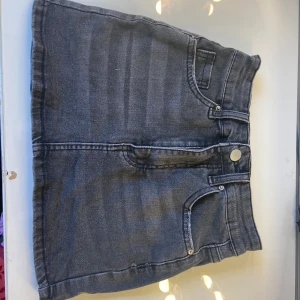 Grå jeanskjol - Snygg grå kort jeanskjol, storle XXS🩶