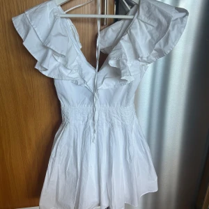 Vit klänning/ studentklänning  - Säljer en söt vit klänning från Karen Millen med volangdetaljer och dragkedja i sidan. Klänningen har en smickrande passform och är perfekt för sommaren samt student. 💫