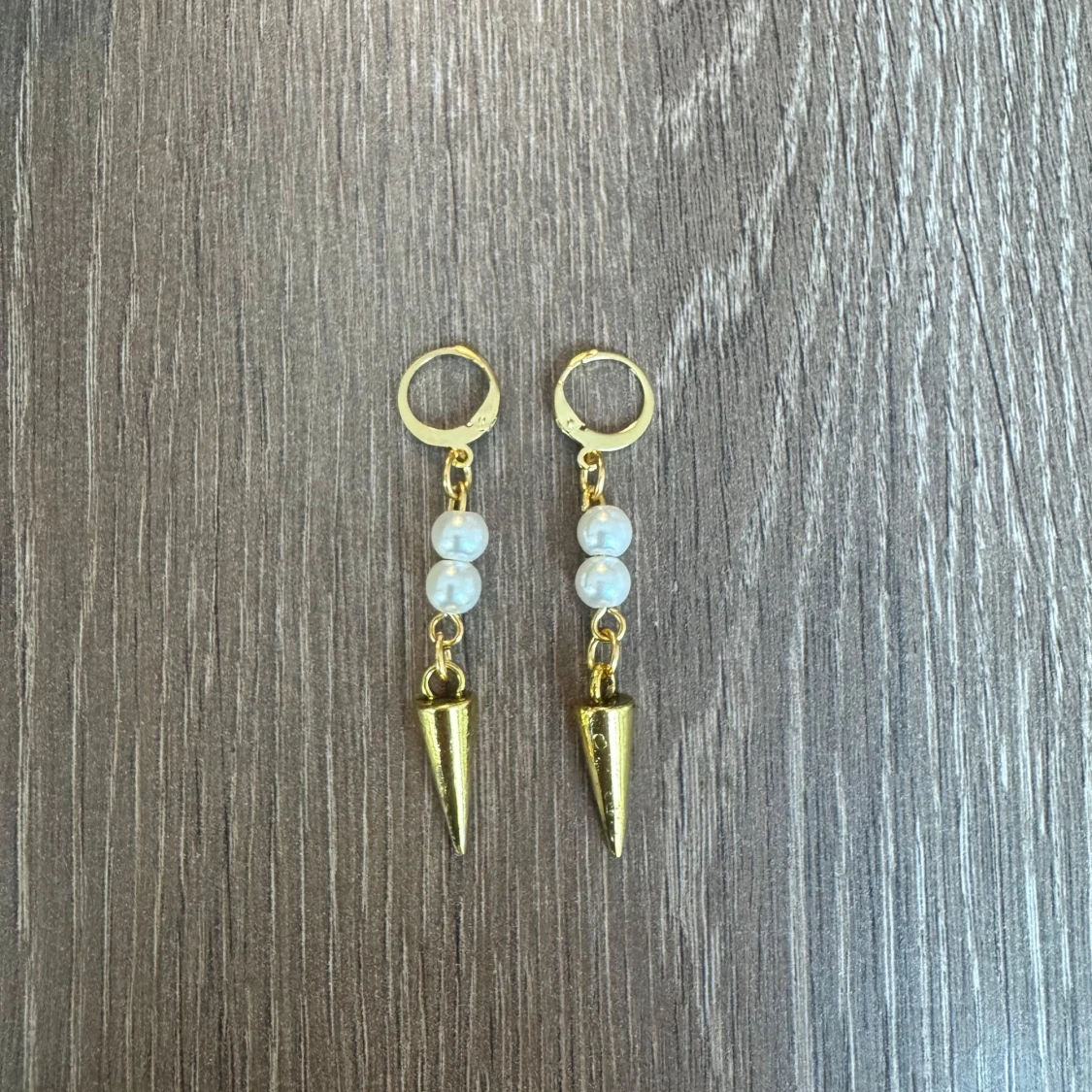 Guldplaterade örhängen med pärlor