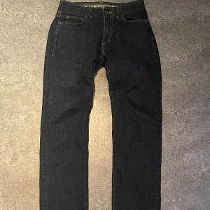 Lee jeans  - Snygga svarta slim fit jeans med klassisk design. Perfekta för en stilren look. Midjemått W29 och längd L32. Passar utmärkt till både vardag och mer uppklädda tillfällen. Endast 99kr! Mvh luxury 