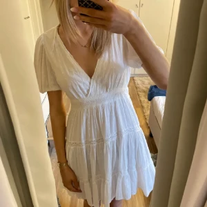 Zara klänning  - Fin klänning från Zara i bra skick. Storlek XS men passar också S