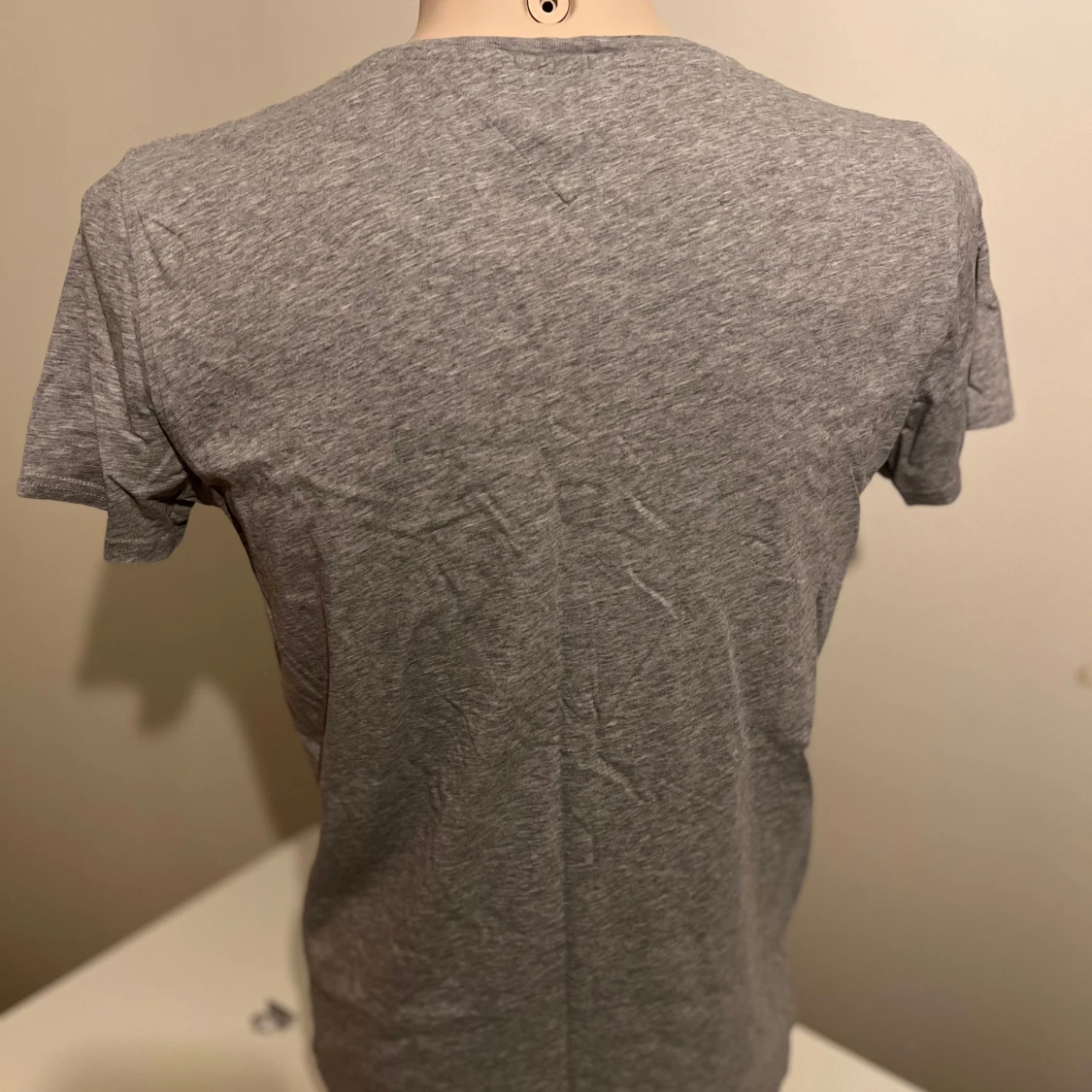 Grå t-shirt från Tommy Jeans - 2
