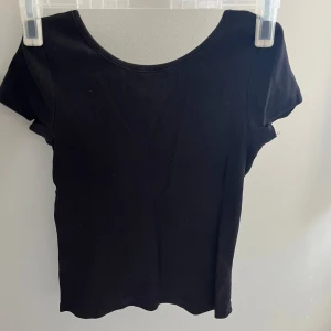 Svart ribbad topp - Skit skön snygg svart ribbad tröja! Pris kan diskuteras!💕