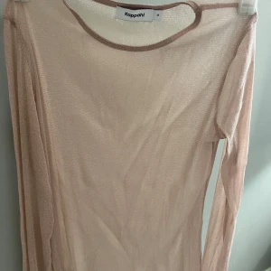 Beige/rosa långärmad topp från Kappahl - Jätte söt glittrig topp, även väldigt skön! Pris kan diskuteras!❣️❣️