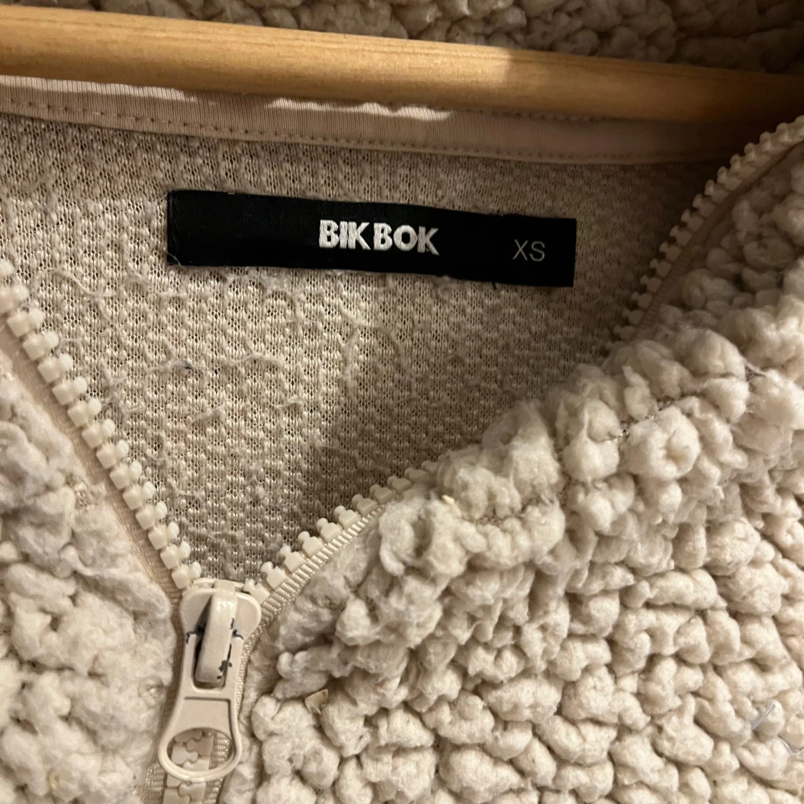 Beige teddy kofta från Bik Bok - 1