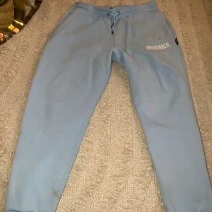 Blå hoodrich byxor - Säljer denna byxan. Anledningen är att den inte passar längre. Den ska rengöras och tvättas innan postning