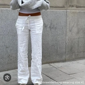 Snygga linne byxor från Alobha label - Super snygga och populära  Linne byxor som sitter lågmidjat! lite slitningar längst nere men inget om syns super mycket! annars bra skick!