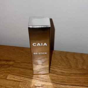 CAIA Foundation-Stick 40C - Oöppnad! tejpen sitter kvar. Säljer en BB-Stick från CAIA i nyansen 40C Cold. Perfekt för en naturlig look med en jämn och fräsch finish. Kommer i en stilren förpackning som är lätt att ta med sig.