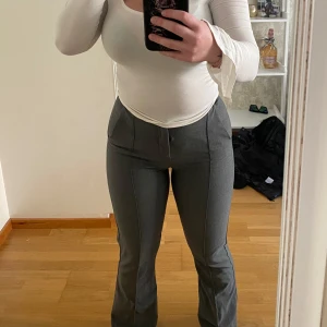 Grå kostymbyxor - Snygga grå kostymbyxor. Byxorna har en klassisk design med diskreta fickor och dragkedja. Petite i längden och XS i storlek. Köpta på Gina Tricot