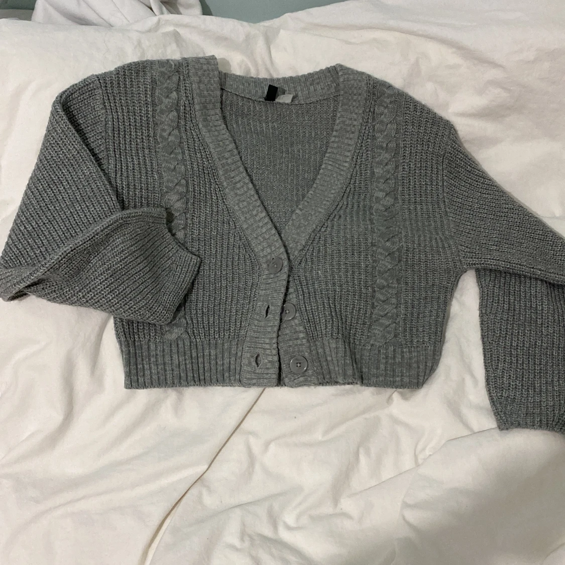 Grå stickad kofta från Divided - 1