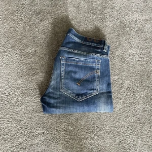 Dondup George  - Snygga blå dondup George jeans storlek W32 skick 8/10 nypris cirka 3000kr mitt pris 900kr
