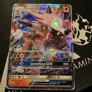 Lycanroc GX Pokémonkort - Säljer ett Lycanroc GX Pokémonkort med 200 HP. Kortet har attacker som Crunch och Accelerock samt specialattacken Lycanfang GX. Det är en holografisk design med en färgglad och glittrande yta. Perfekt för samlare eller spelare som vill förstärka sin kortlek.