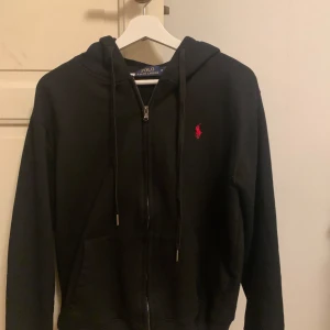 Ralph Lauren Zip Hoodie - Säljer nu min Zip Hoodie från Ralph Lauren. Väldigt fint skick och inga skador/ defekter