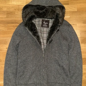 Fodrad Cardigan - Cardigan med Päls - Päls Cardigan - Säljer nu en as fet och extremt eftertraktad päls cardigan som blivit mycket populär nu, extremt svåra att hitta överhuvudtaget men denna är i nyskick! Storlek L, men passar garanterat M. Märken som Loro Piana och Rose & Born har liknade varianter men för 10 gånger så mer! Skriv gärna vid frågor🤝