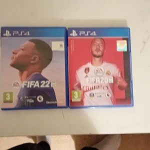 FIFA 22 och FIFA 20 för PS4 - Säljer två PS4-spel: FIFA 22 och FIFA 20. Perfekt för fotbollsfans som vill uppleva spänningen på planen. Båda spelen har realistisk grafik och uppdaterade laguppställningar. Köp båda för en komplett samling!  Pris kan diskuteras 🙏