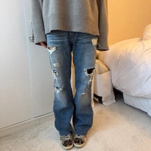 Acne jeans - Jeans från acne i storlek 33/34, men omsydda o passar mig som bär 36, så snygga o unika, köpta för länge sen så finns ej att köpa längre🩷 76 i innersöm och 38,5 över midjan!!