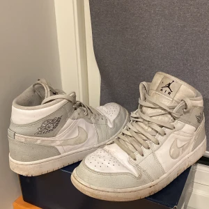 Nike Air Jordan grey camo (high) - Säljer ett par klassiska Nike Air Jordans i grått och vitt. Skorna har en hög modell med snörning och den ikoniska Air Jordan-loggan på sidan. Perfekta för sneakerheads som vill ha en stilren look. Det är limiterade skor i storleken 44-45 tar även byten