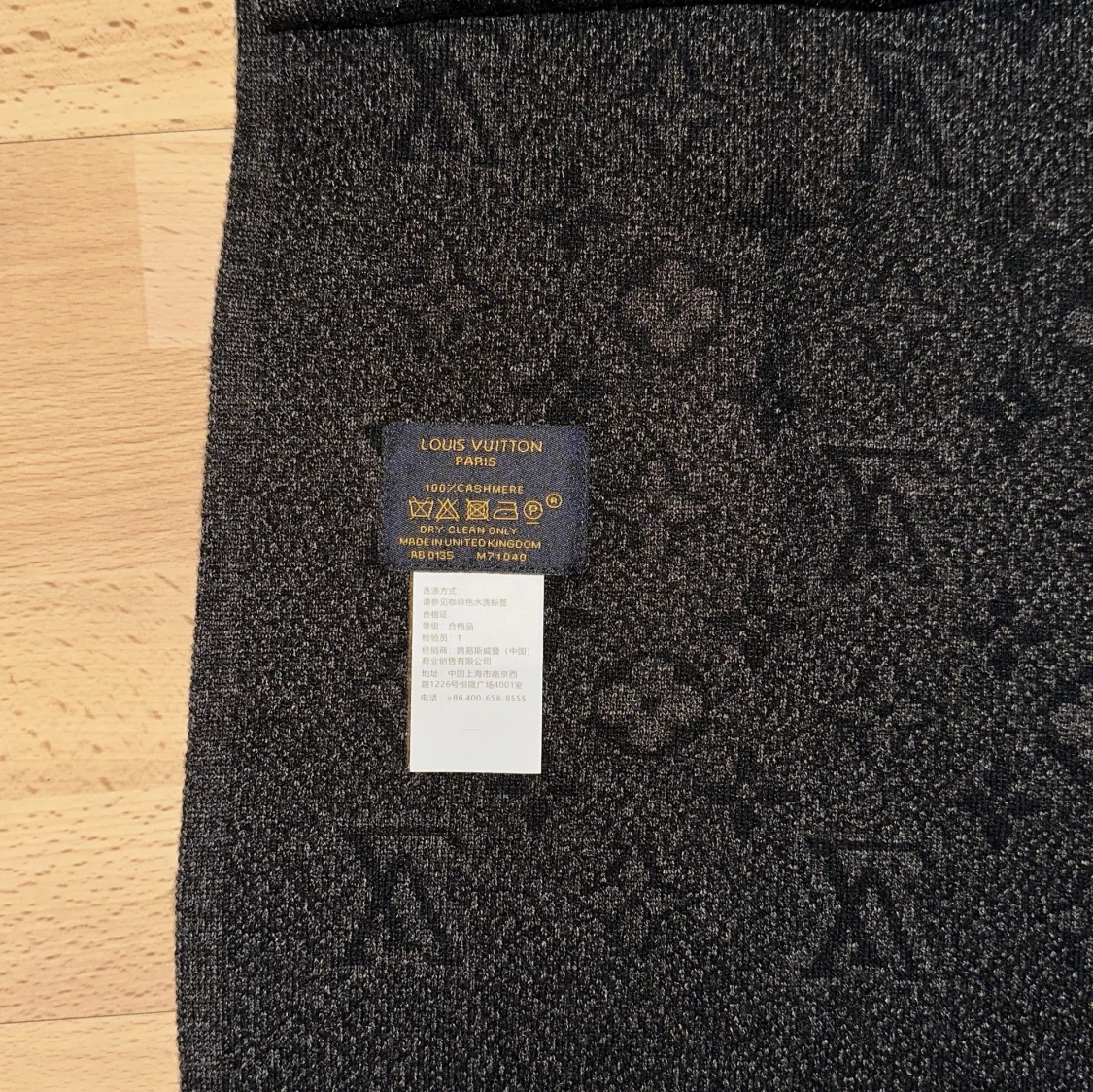 Svart halsduk från Louis Vuitton - 90