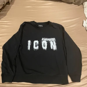  Svart  Dsquared2 icon   Xs-S  - Säljer en svart tröja från Dsquared2 med texten 'ICON' i vitt på framsidan. Tröjan har en klassisk passform med långa ärmar och rund halsringning. Perfekt för en stilren look.
