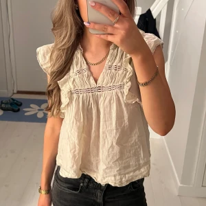 Beige blus med volangdetaljer - Beige blus med volangdetaljer och spets vid halsen från Neo Noir. Pris kan alltid diskuteras❤️.