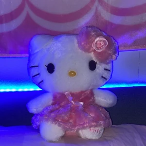 Hello Kitty gosedjur -  Hello Kitty gosedjur med rosa klänning. Längd 30cm helt som ny. Ordinarie pris 250kr säljer för 175kr 