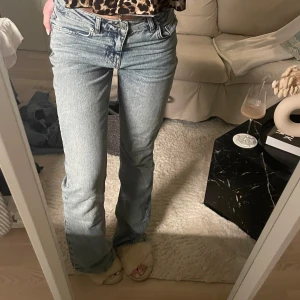 Blå bootcut jeans - Snygga blå bootcut jeans med en klassisk femficksdesign. Perfekta för en avslappnad stil och passar bra med både sneakers och klackar.