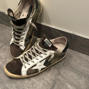 Golden goose - Tjena, säljer dessa tvär feta golden goose skor i stl 43 och camofärgad
