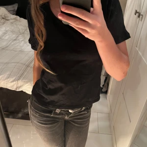 Svart t-shirt från Kosinski - Vero Moda  - Fin basic svart t-shirt med ribbade ärmar💓