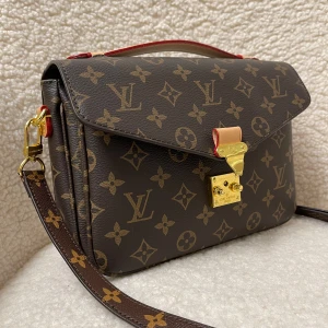 Populär handväska - Bara använd ett fåtal gånger, så i princip i nyskick. PM för info innan du köper!