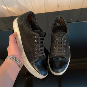 Lanvin - Säljer dessa sjukt feta lanvin cap toe med glans! Size 43. Skick 7/10. Kan gå ner i pris vid snabb affär. Hör av dig vid frågor eller funderingar 💯